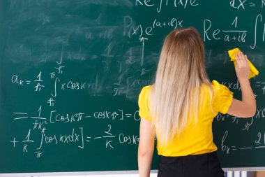 Kara tahta önünde genç kız öğrenci