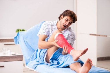 Yaralı adam hastanede tedavi bekliyor.