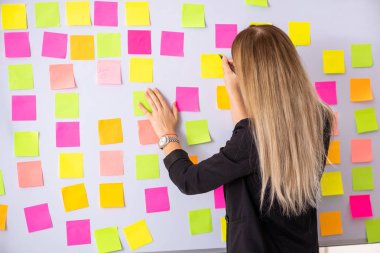 Çakışan öncelikleri kavram genç güzel businesslady 