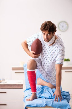 Yaralı adam hastanede tedavi bekliyor.