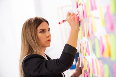 Çakışan öncelikleri kavram genç güzel businesslady 