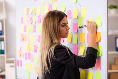 Çakışan öncelikleri kavram genç güzel businesslady 