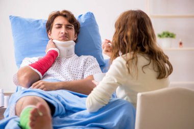 Hastanede yaralı kocayla ilgilenen sevgili bir eş. 