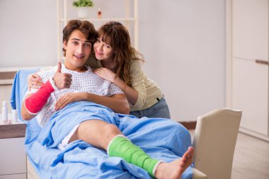 Hastanede yaralı kocayla ilgilenen sevgili bir eş. 