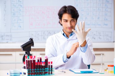 Laboratuvarda çalışan genç bir kimyager. 