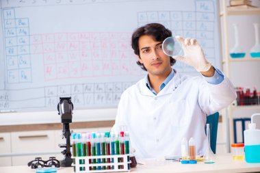 Laboratuvarda çalışan genç bir kimyager. 