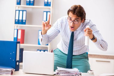 İşadamı ofiste hamamböcekleri ile tiksinti