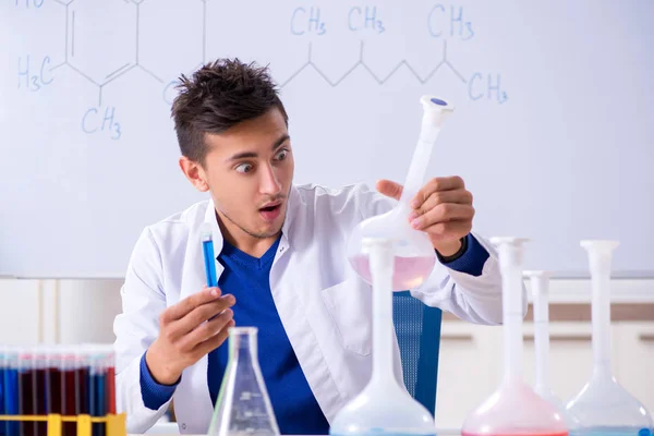Jovem químico sentado no laboratório — Fotografia de Stock