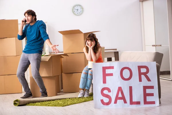 Joven familia ofreciendo casa para la venta y mudanza — Foto de Stock