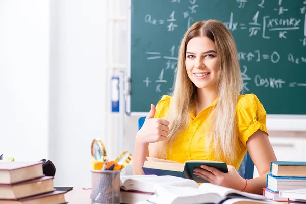 Fiatal női hallgató előtt a chalkboard — Stock Fotó