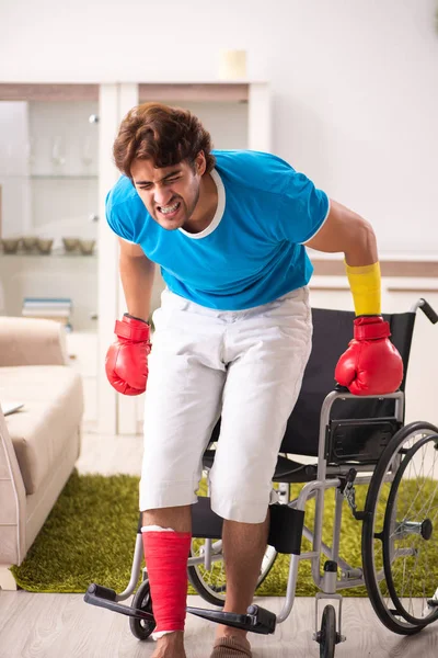 Injured man recovering from his injury — Stock Photo, Image