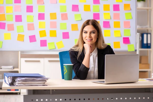 Joven hermosa empresaria en conflicto concepto de prioridades — Foto de Stock