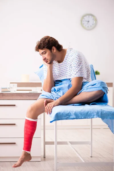 Homem ferido esperando tratamento no hospital — Fotografia de Stock