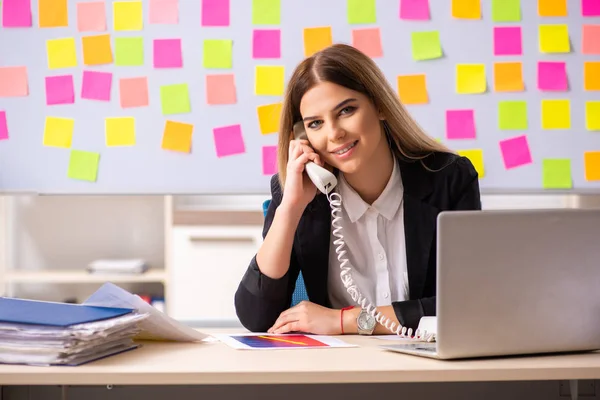 Joven hermosa empresaria en conflicto concepto de prioridades — Foto de Stock