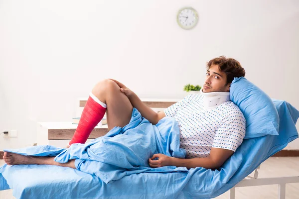 Homem ferido esperando tratamento no hospital — Fotografia de Stock