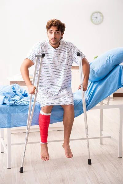 Verletzter Mann wartet auf Behandlung im Krankenhaus — Stockfoto