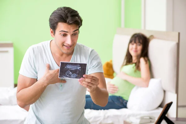 Ung familj att ta reda på om graviditet — Stockfoto