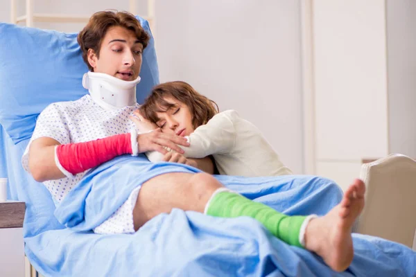Αγαπημένη σύζυγος που φροντίζει τραυματισμένο σύζυγο στο νοσοκομείο. — Φωτογραφία Αρχείου