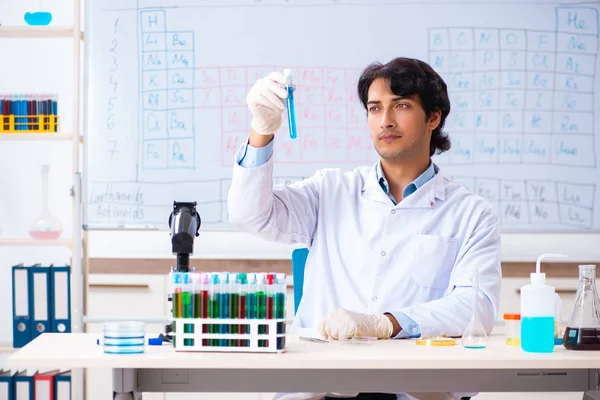 Jonge chemicus werkt in het lab — Stockfoto