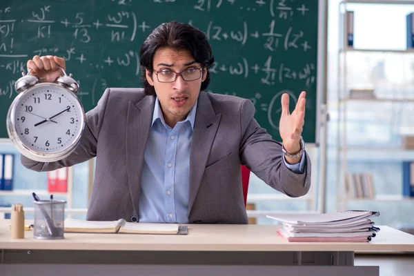 Joven profesor de matemáticas guapo en el aula — Foto de Stock