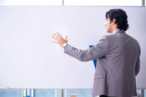 Jonge knappe leraar voor het whiteboard — Stockfoto