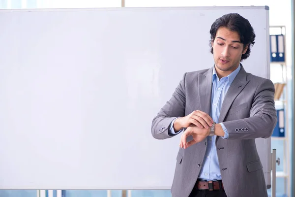 Jonge knappe leraar voor het whiteboard — Stockfoto