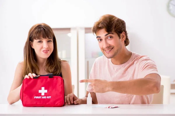 Junge Familie lässt sich mit Verbandskasten behandeln — Stockfoto