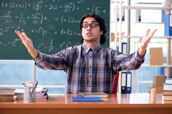 Jonge grappige wiskundeleraar voorkant schoolbord — Stockfoto