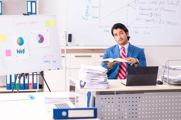 Manliga försäljning analytiker framför whiteboarden — Stockfoto