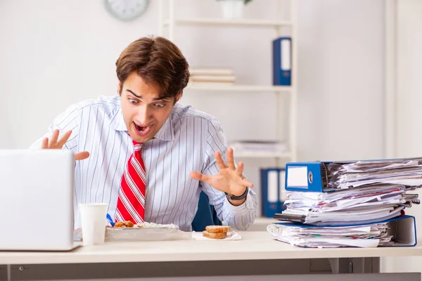 Uomo che mangia al lavoro durante la pausa — Foto Stock