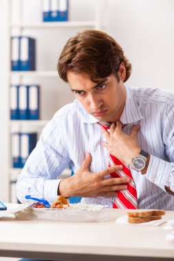 Yemek molası sırasında iş yerinde adam