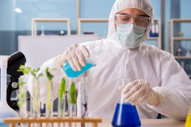 Laboratuarda çalışan erkek biyoteknoloji bilim adamı kimyacı 