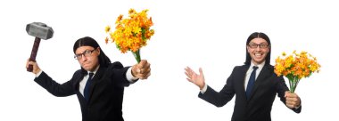 Çekiç ve çiçekler ile takım elbiseli adam 