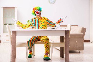 Erkek palyaço evde perfomance için hazırlanıyor 