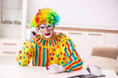 Erkek palyaço evde perfomance için hazırlanıyor 