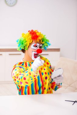 Erkek palyaço evde perfomance için hazırlanıyor 