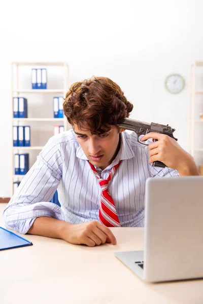 Hombre de negocios en bancarrota pensando en suicidarse — Foto de Stock