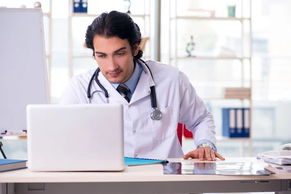 Ung snygg läkare framför whiteboard — Stockfoto