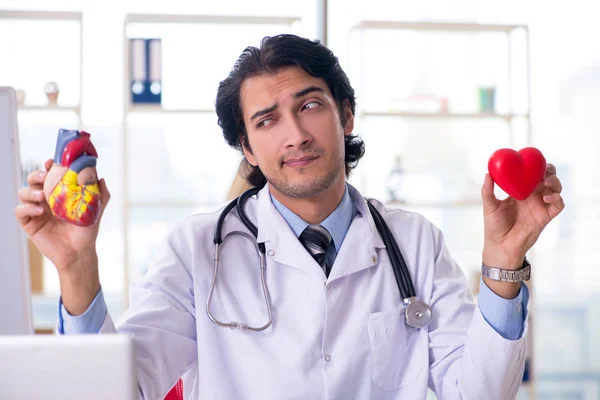 Joven médico cardiólogo guapo delante de la pizarra blanca — Foto de Stock