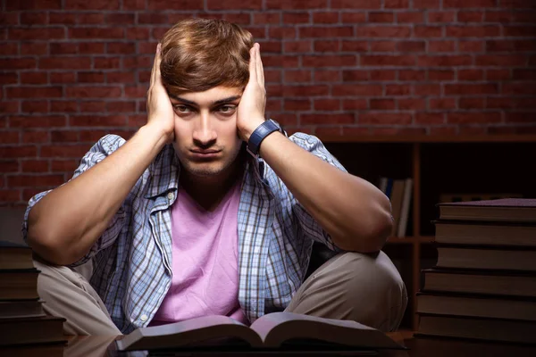 Jovem estudante bonito se preparando para exames à noite — Fotografia de Stock