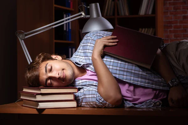 Jovem estudante bonito se preparando para exames à noite — Fotografia de Stock