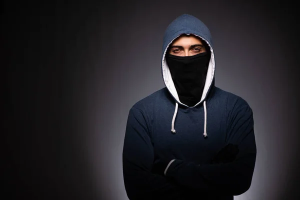Joven gángster en capucha sobre fondo gris —  Fotos de Stock