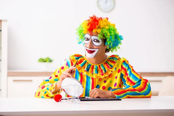 Palhaço macho se preparando para a perfomance em casa — Fotografia de Stock