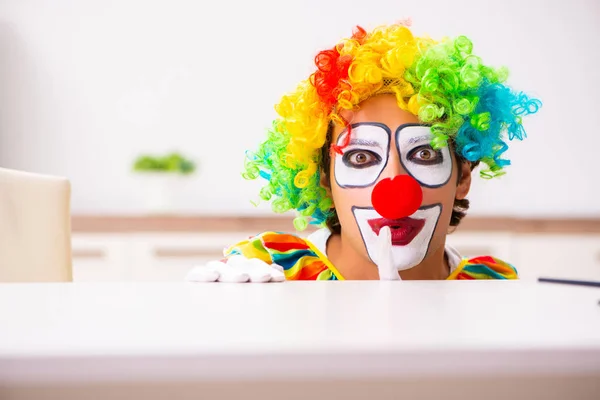 Payaso macho preparándose para la perfomance en casa —  Fotos de Stock