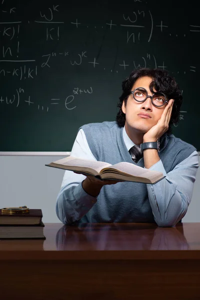 Junge Mathelehrerin vor der Tafel — Stockfoto