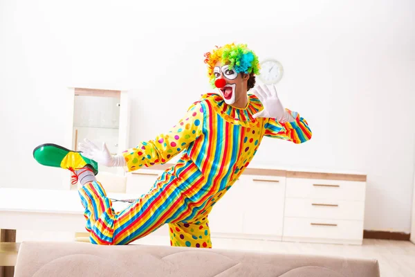 Clown bereitet sich zu Hause auf Auftritt vor — Stockfoto