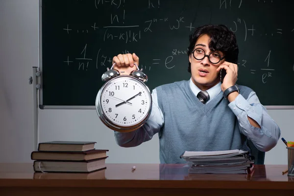 Jovem professor de matemática na frente do quadro — Fotografia de Stock