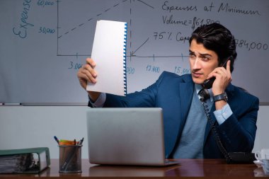 Geç saatlere kadar ofiste mali uzman