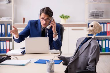 Patron ve iskeletlerle tuhaf bir iş görüşmesi.