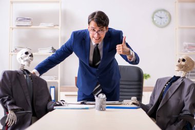 Patron ve iskeletlerle tuhaf bir iş görüşmesi.